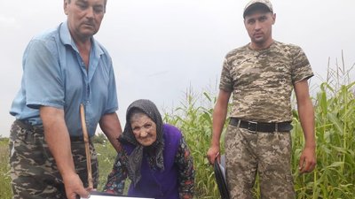 Півтори доби блукала у кукурудзяному полі: на Хмельниччині зайшли зниклу 88-річну жінку
