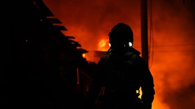 Рятувальники гасять пожежу від влучання дрона по критичній інфраструктурі на Черкащині
