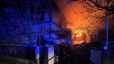 Ліквідували пожежу й зняли чоловіка з даху: в Ужгороді горіло приватне обійстя
