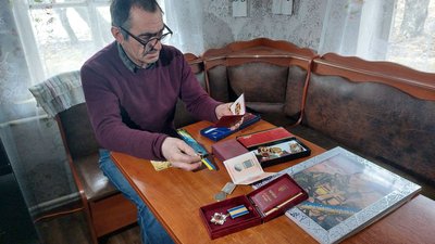 Батько загиблого військового Олександра Зозулі передав волонтерам гроші, які отримав від держави