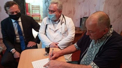 Медиків Устинівського району застрахували від COVID-19: страховий поліс до 30 000 гривень Медиків Устинівського району застрахували від COVID-19: страховий поліс до 30 000 гривень