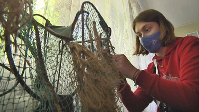 Маріупольські волонтери плетуть маскувальні сітки та "кікімори" для військових