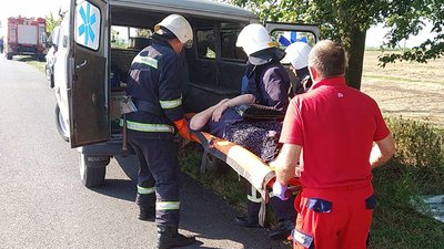 Травмованих чоловіка та жінку передали медикам для надання необхідної медичної допомоги. Фото: ГУ ДСНС у Хмельницькій області