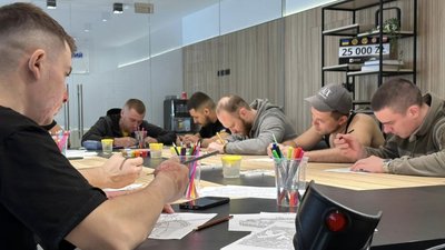 У львівському центрі "Незламні" використовують арттерапію для реабілітації пацієнтів У львівському центрі "Незламні" використовують арттерапію для реабілітації пацієнтів