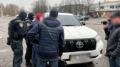 На Дніпропетровщині 11 поліцейських підозрюють у систематичному вимаганні хабарів від водіїв На Дніпропетровщині 11 поліцейських підозрюють у систематичному вимаганні хабарів від водіїв