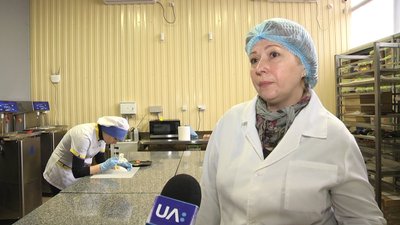 Житомирянка Дарія Твардовська розмальовує шоколадним петриківським розписом писанки з шоколаду Житомирянка Дарія Твардовська розмальовує шоколадним петриківським розписом писанки з шоколаду