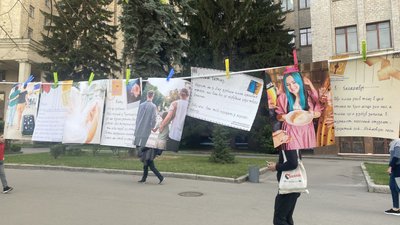 "Ті самі приводи для радощів чи сліз": у Харкові відкрили вуличну фотовиставку, присвячену ЛГБТ