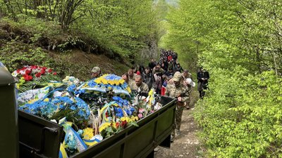На Закарпатті попрощалися із полеглим захисником Михайлом Сокачем На Закарпатті попрощалися із полеглим захисником Михайлом Сокачем