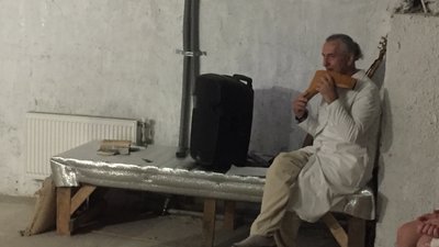 Мистецтво в укритті: в Черкасах поезією та музикою збирали кошти на ЗСУ
