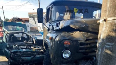 У Харкові легковик врізався у водовоз: двох людей забрала швидка У Харкові легковик врізався у водовоз: двох людей забрала швидка