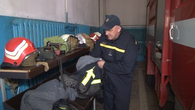 Геннадій Афанасьєв показує своє обмундирування Геннадій Афанасьєв показує своє обмундирування