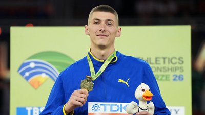 Олег Дорощук на церемонії нагородження із "золотом" ЧС-2026 з легкої атлетики у приміщенні