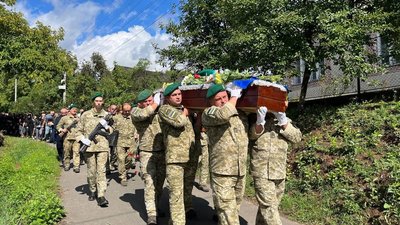 На Мукачівщині попрощалися з полеглим на війні прикордонником Василем Якимом На Мукачівщині попрощалися з полеглим на війні прикордонником Василем Якимом