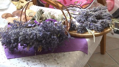 Жінки, також пропонують відвідувачам каву з лавандю. Фото: Суспільне Жінки, також пропонують відвідувачам каву з лавандю. Фото: Суспільне