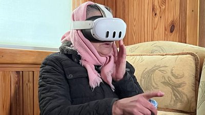 Жителі села на Черкащині "подорожують" за допомогою віртуальної реальності