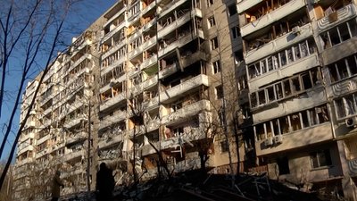 Російські військові обстріляли два житлові райони Києва, є травмовані