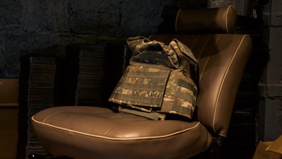 З підручних засобів для автівок та бронесталі. Одесити виготовили більше тисячі бронежилетів З підручних засобів для автівок та бронесталі. Одесити виготовили більше тисячі бронежилетів