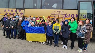 Діти Синельниківського району Дніпропетровщини, батьки яких загинули на війні, поїхали на оздоровлення до Польщі