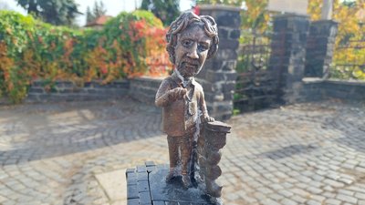 В Ужгороді відкрили мініскульптурку на честь загиблого на війні екскурсовода Тараса Гайдука В Ужгороді відкрили мініскульптурку на честь загиблого на війні екскурсовода Тараса Гайдука