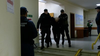 Правоохоронці виводять одного з підозрюваних після судового засідання у Чернігові Правоохоронці виводять одного з підозрюваних після судового засідання у Чернігові