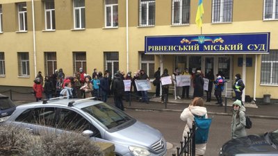 Справа про серію зґвалтувань: у Рівному під судом зібрались на підтримку потерпілих Справа про серію зґвалтувань: у Рівному під судом зібрались на підтримку потерпілих
