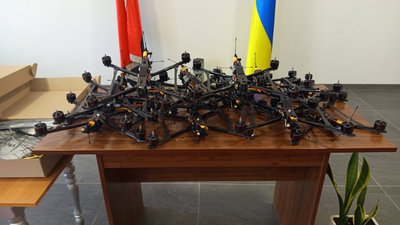 Працівники Микулинецької лікарні на Тернопільщині за місяць передали 35 дронів для ЗСУ
