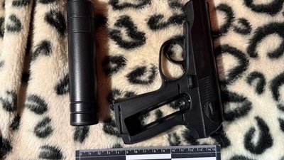 Іграшковий пістолет, яким погрожували нападники, вимагаючи гроші