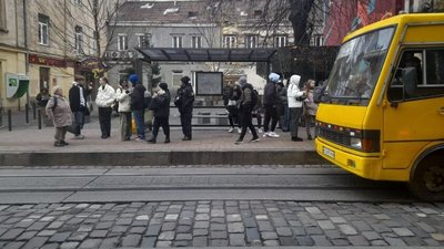 Зупинка на вулиці Дорошенка, 3