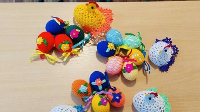 Яскраві й плетені. Жителька Кіровоградщини гачком плете писанки й великодніх курчат
