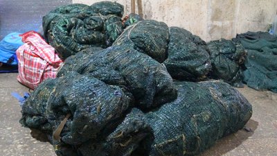 Плетуть маскувальні сітки й збирають допомогу для «гарячих» точок. Як у Дніпрі працює волонтерський центр – фоторепортаж Плетуть маскувальні сітки й збирають допомогу для «гарячих» точок. Як у Дніпрі працює волонтерський центр – фоторепортаж