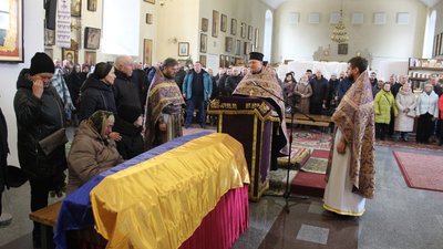 У Полтаві попрощалися із загиблим під час оборони України Олексієм Косвінцевим У Полтаві попрощалися із загиблим під час оборони України Олексієм Косвінцевим