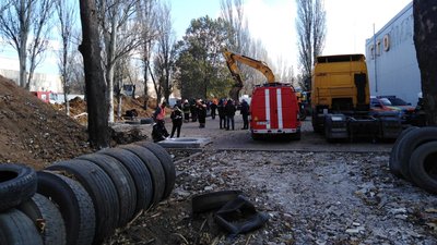 У Миколаєві під час проведення робіт у траншеї відбувся зсув ґрунту. Під завалом люди У Миколаєві під час проведення робіт у траншеї відбувся зсув ґрунту. Під завалом люди