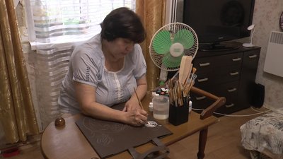 Переселенка з Торецька розмальовує та продає торбинки, щоб допомогти ЗСУ