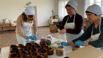 Працівниці ліцею на Рівненщині випекли за родинним рецептом 300 пасок і відправили на передову