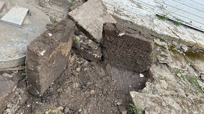 У Снятині на Франківщині демонтували з дороги 200-літні єврейські надгробки