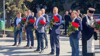 У Житомирі в День Героїв вшанували пам'ять загиблих воїнів У Житомирі в День Героїв вшанували пам'ять загиблих воїнів