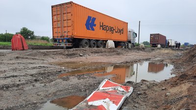 На Миколаївщині кілька сотень вантажівок опинилися в заторі через погану дорогу