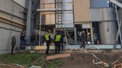 Пожежники гасять пожежу на зерносушарці Пожежники гасять пожежу на зерносушарці