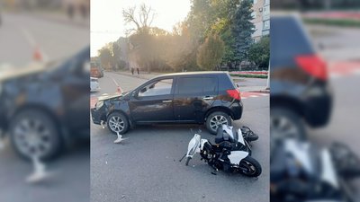 ДТП у Чернігові: зіткнулися скутер та легковик, травм зазнали троє людей