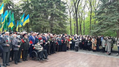 Терехов просить не порушувати карантин 9 травня у Харкові, сам прийшов без маски