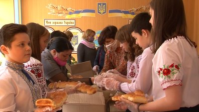 Три тонни дарунків повезли волонтери з Черкащини, щоб привітати захисників з Великоднем Три тонни дарунків повезли волонтери з Черкащини, щоб привітати захисників з Великоднем