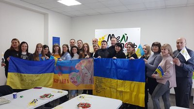 "Прапор соборності": мелітопольці об'єднуються, аби підтримати рідне місто "Прапор соборності": мелітопольці об'єднуються, аби підтримати рідне місто