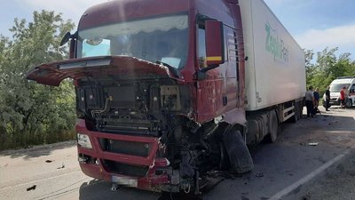 На Миколаївщині лекговик зіткнувся із вантажівкою. Є травмовані
