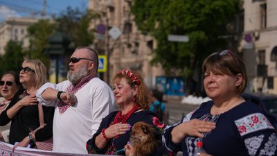 Люди співають гімн України під час святкування Дня вишиванки, Харків, 21 травня 2026 року