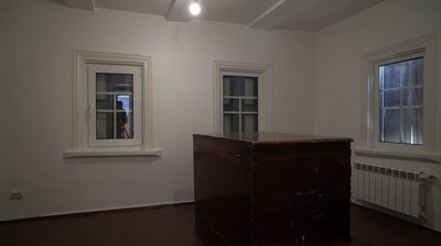 Приміщення одного з будинків етносела "Гончарія" та поки єдиний експонат у ньому - автентична скриня Приміщення одного з будинків етносела "Гончарія" та поки єдиний експонат у ньому - автентична скриня
