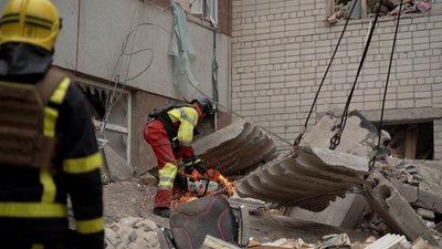 Ракетний удар по Чернігову: історії рятувальників Ракетний удар по Чернігову: історії рятувальників
