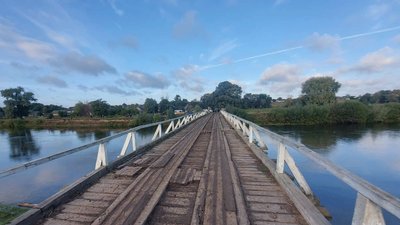 На Рівненщині легковик злетів з мосту у річку. Водій загинув На Рівненщині легковик злетів з мосту у річку. Водій загинув
