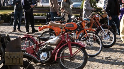 Від вінтажних автівок до спорткарів: в Ужгороді відбулась автомобільна виставка Від вінтажних автівок до спорткарів: в Ужгороді відбулась автомобільна виставка