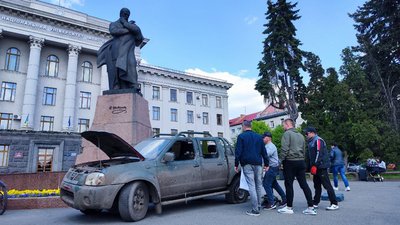 У центрі Луцька волонтери поставили обстріляне під Бахмутом авто У центрі Луцька волонтери поставили обстріляне під Бахмутом авто