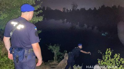 Вночі до пошуків хлопця долучилися надзвичайники, підрозділ Національної гвардії, кінологи, волонтери та місцеві Вночі до пошуків хлопця долучилися надзвичайники, підрозділ Національної гвардії, кінологи, волонтери та місцеві